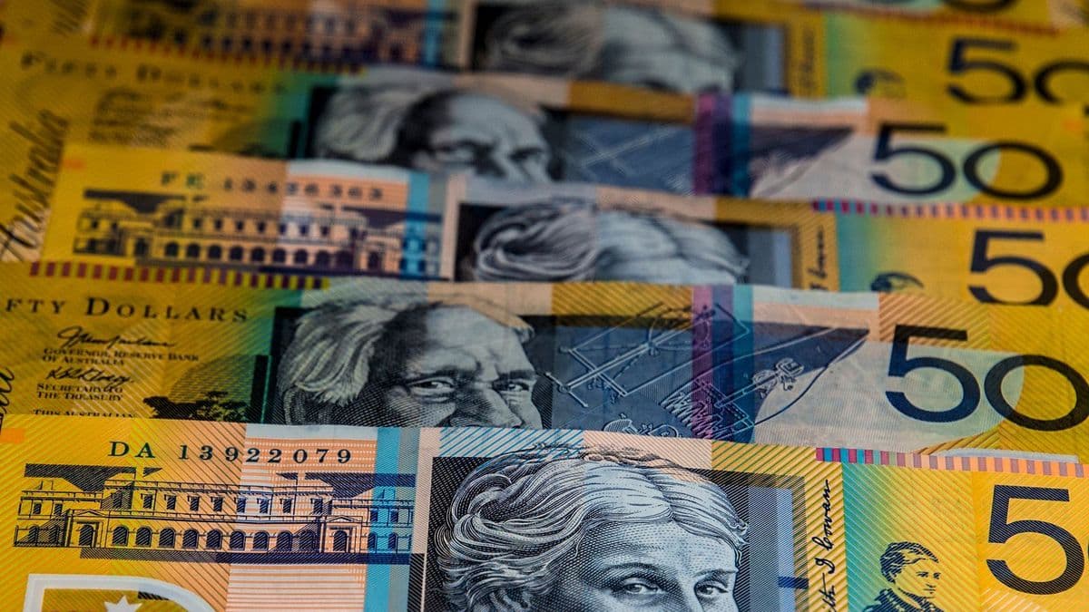 Australian fifty-dollar notes, representing home loan savings